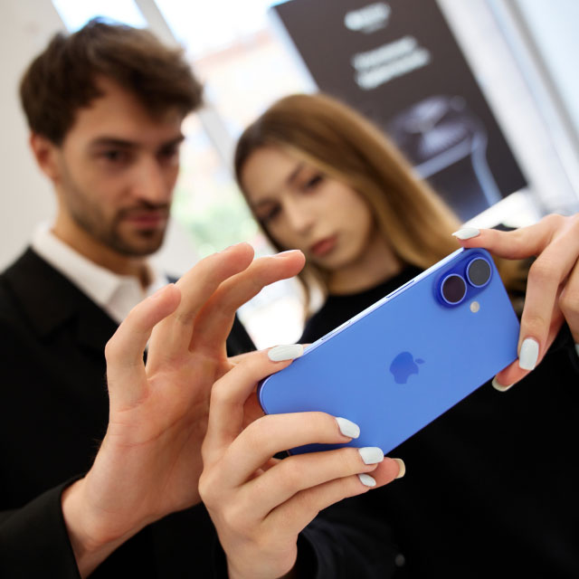 Женщина ы мужчина тестируют iPhone